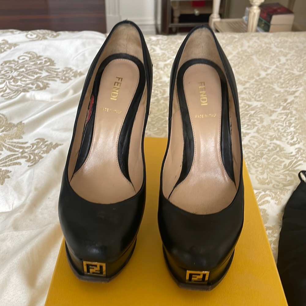 Fendi Logo Pumps